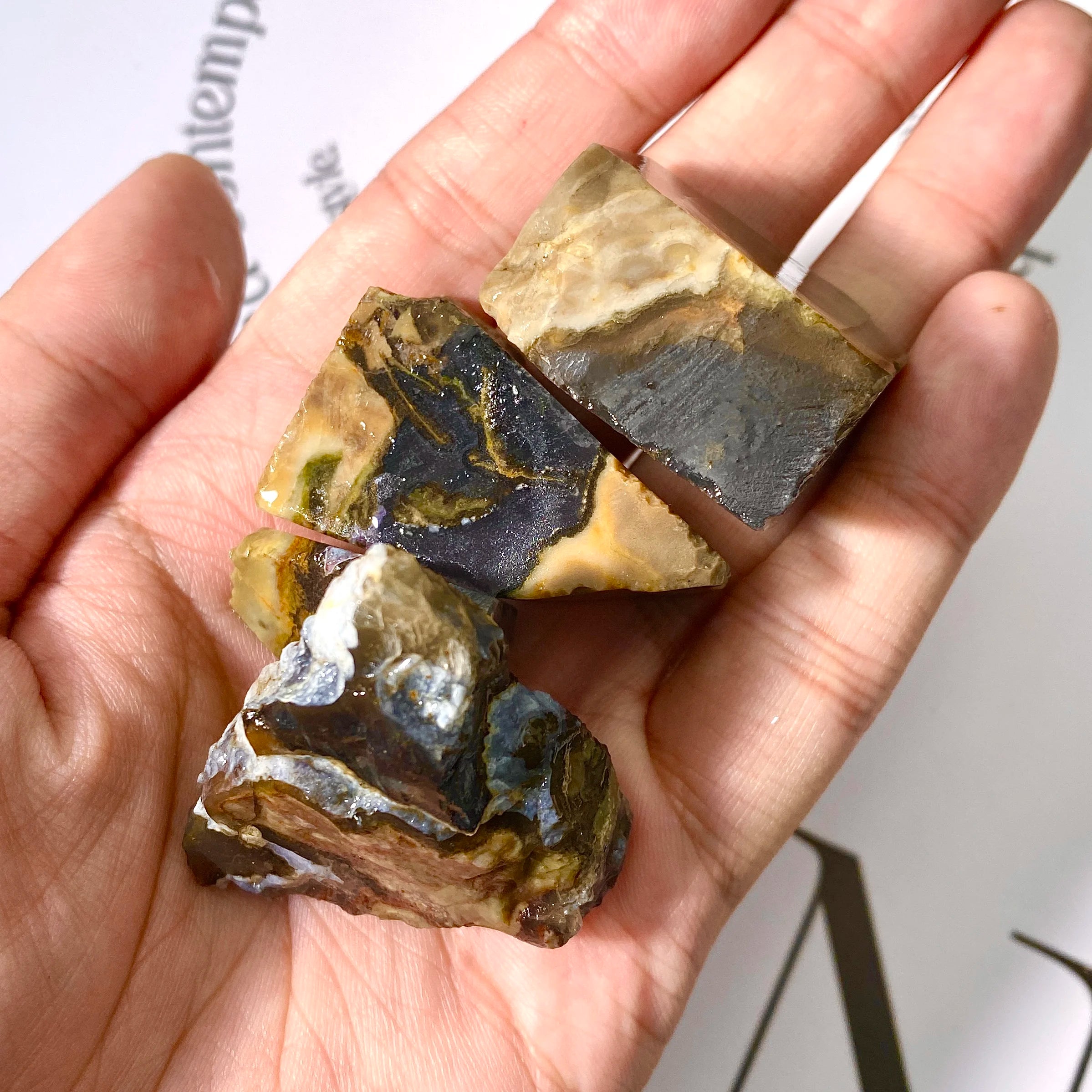100g/200g Volcanic Agate Raw Stone-UV Fluorescent,Irregular Shape,Stone Collections,Excellent Gifts,DIY Decorations