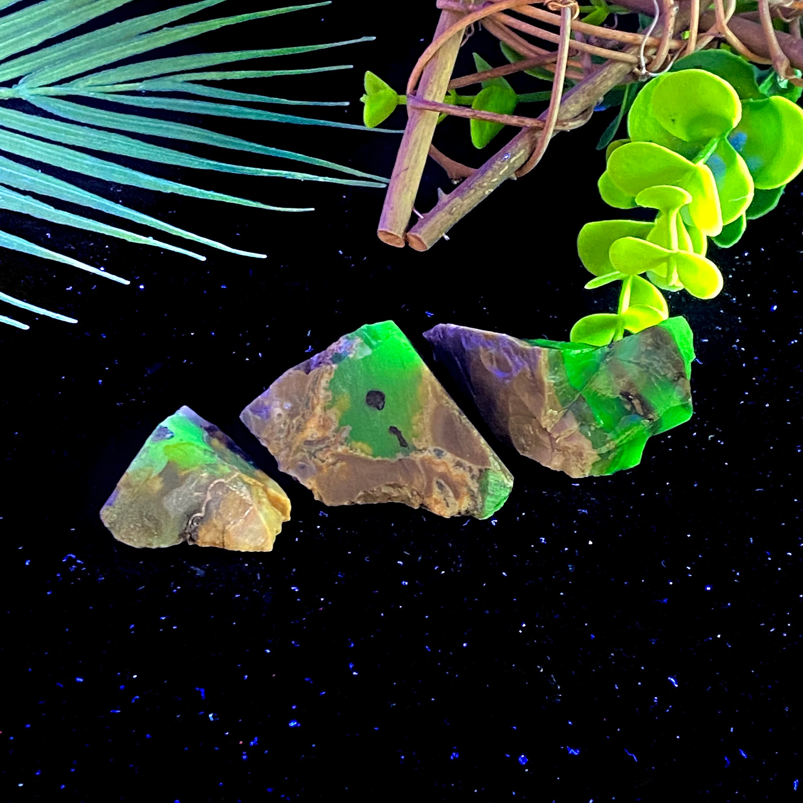 100g/200g Volcanic Agate Raw Stone-UV Fluorescent,Irregular Shape,Stone Collections,Excellent Gifts,DIY Decorations