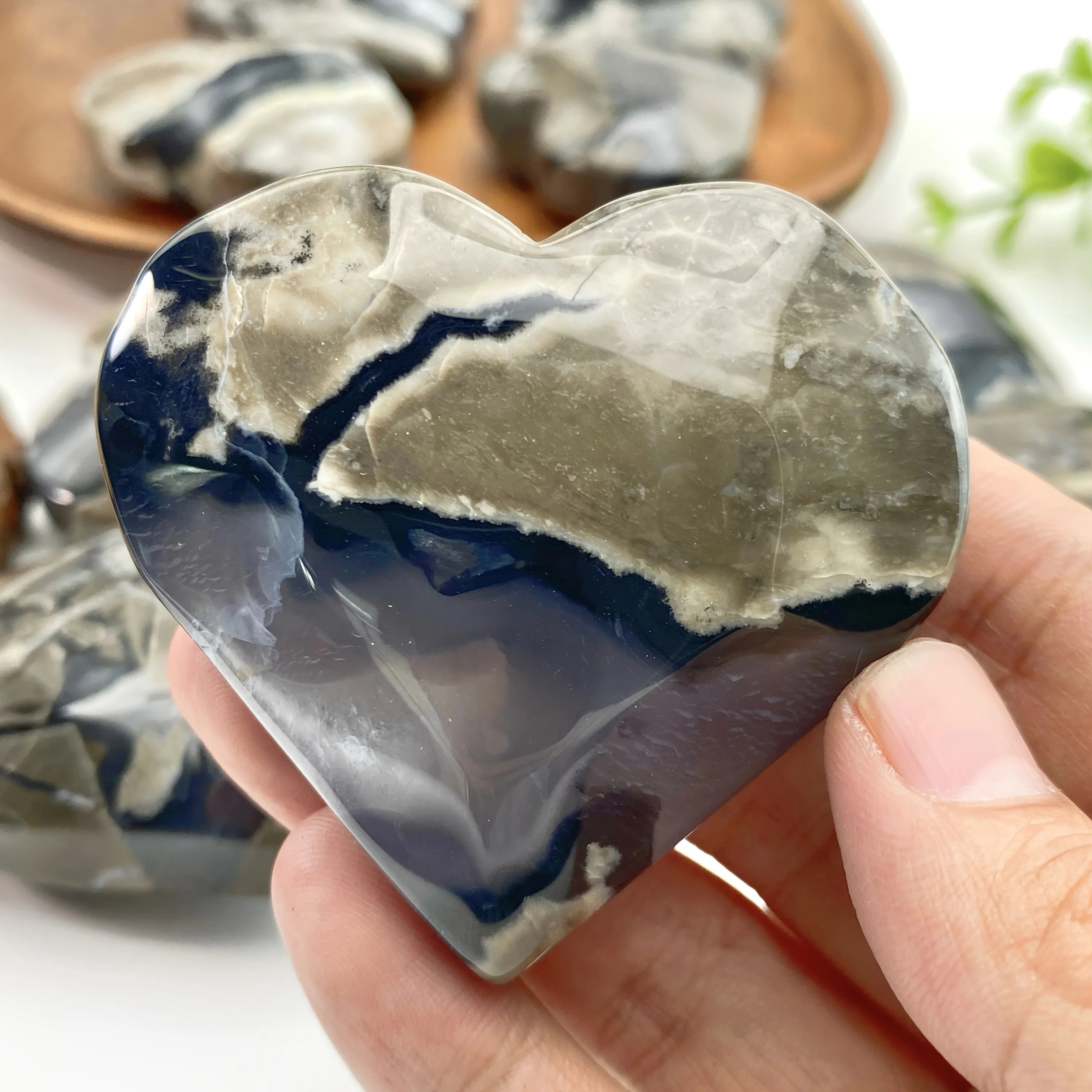 1pc Fluorescent Agate Heart, UV Reactive Stone, Home Decor Accent, Unique Natural Stone Collectible, Home Office Decor