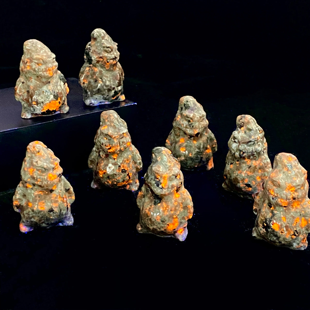 1PC Yooperlite Clown Figurines-UV Fluorescent,Stone Collections,Ideal for Halloween,Christmas,Easter,Graduation Gifts,Room Decor
