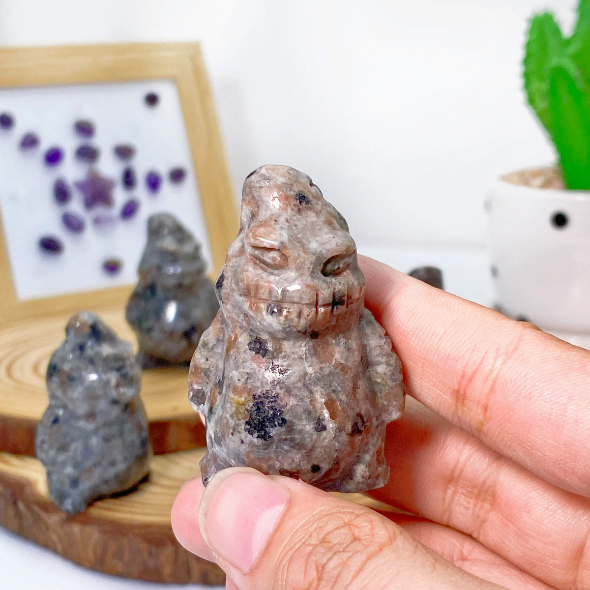 1PC Yooperlite Clown Figurines-UV Fluorescent,Stone Collections,Ideal for Halloween,Christmas,Easter,Graduation Gifts,Room Decor