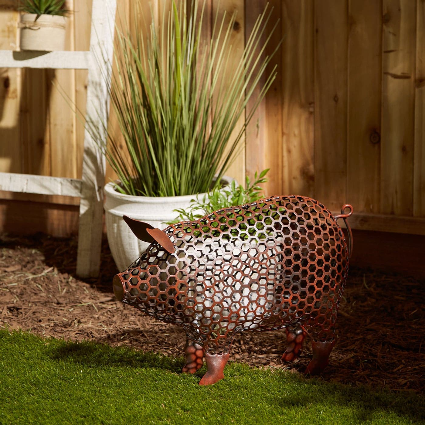 CHICKEN WIRE PIG SCULPTURE