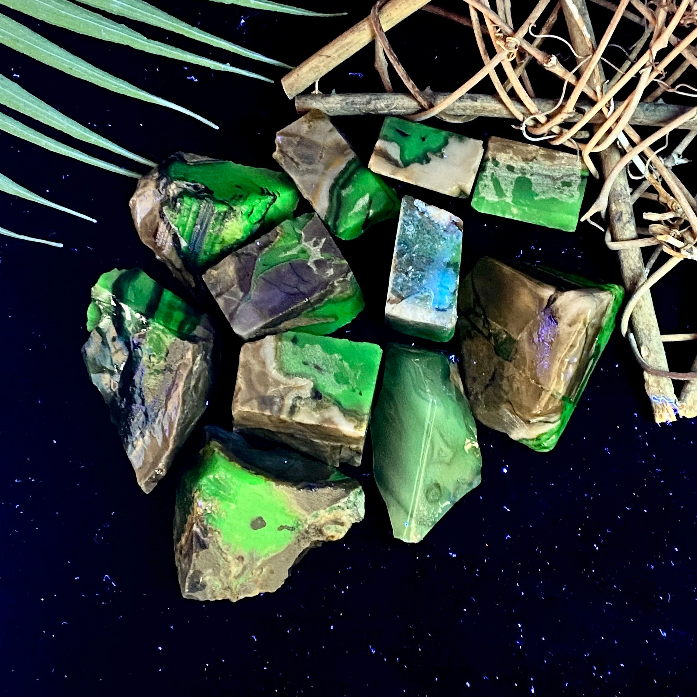 100g/200g Volcanic Agate Raw Stone-UV Fluorescent,Irregular Shape,Stone Collections,Excellent Gifts,DIY Decorations