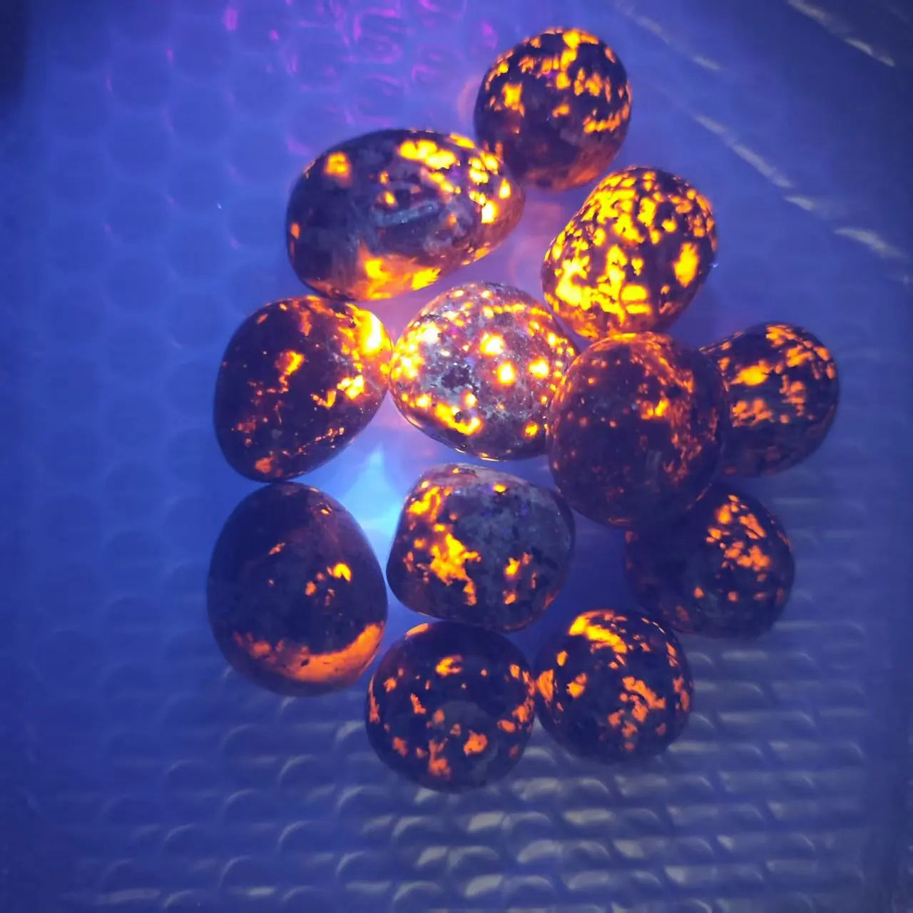 Natural Stone Yooperlite UV Fluorescent Emberlite Glowing Fire Rocks Chunks Stone Flamestone Home Decoration Stone Crystal